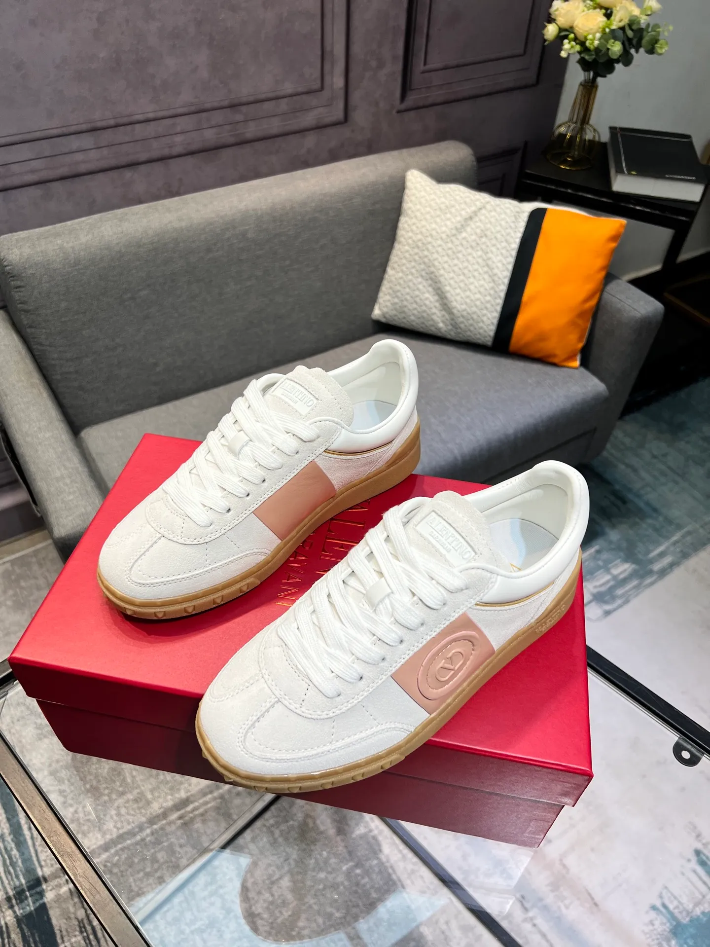Men's shoes 💰620 👉🌹🌹VALENTINO counter synchronized new low-top casual sports shoes 👍Professional and high-end, perfect replica, first-class quality! 👍All made of original 1:1 materials, exclusive mold opening! 👍High mercerized cowhide fabric 👍TPU outsole, comfortable and wear-resistant, brand injection insole, 👍Full set of high-end counter packaging 👍All details are customized with 1:1 mold, striving for perfection! 👍Couple style female 35-41, male 38-46 (female 41, male 45 46 customized)